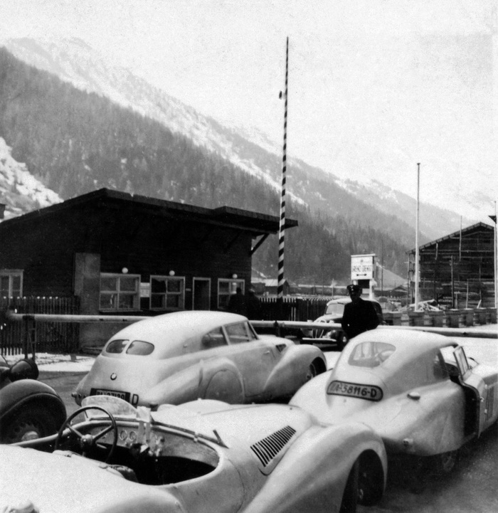 มิวนิค วันนี้รถแข่ง BMW ซึ่งได้จารึกหน้าประวัติศาสตร์ในการพิชิตชัยการแข่งขันที่ Mille Miglia 1940 ได้กลับมาสร้างความฮือฮาอีกครั้ง ในการปรากฎตัวของฝูงรถแข่งคลาสสิกสีเงินด้านของบีเอ็มดับเบิลยูในช่วงหลายปีที่ผ่านมา ยังขาดรถสำคัญที่สุดไปคันหนึ่ง คือ BMW 328 Kamm Coupé ที่หายไปจากวงการตั้งแต่ปี ค.ศ. 1953   ในวันนี้ บีเอ็มดับเบิลยูได้สร้างรถแข่งคลาสสิก BMW 328 Kamm Coupé ขึ้นอีกครั้งหนึ่ง หลังจาก 70 ปีที่ได้หายหน้าไป รถแข่งคลาสสิก BMW 328 Kamm Coupé ได้รับการตั้งชื่อเพื่อเป็นเกียรติประวัติให้กับวิศวกรผู้บุกเบิกด้านแอโร่ไดนามิกส์ – วูนิบาลด์ คัมม์ – ผู้ซึ่งคิดค้นทฤษฎีแอโร่ไดนามิกส์ ‘Kammback’ ที่เป็นปัจจัยสำคัญในการสร้างตำนานแห่ง Mille Miglia ในครั้งนั้น “เรามีความภูมิใจที่ได้ย้อนรอยประวัติศาสตร์อันยิ่งใหญ่แห่งวงการออกแบบระบบอากาศพลศาสตร์ของรถยนต์ และได้นำมันกลับมาให้ผู้คนในยุคนี้ได้ชื่นชมอีกครั้งหนึ่ง ในการสร้าง BMW 328 Kamm Coupé ขึ้นมาอีกครั้งนี้ ทำให้เราได้เห็นถึงความก้าวหน้าทางวิทยาการและความมุ่งมั่น ทั้งหยาดเหงื่อและแรงใจที่ได้ทุ่มเทให้กับการสร้างรถแข่งคลาสสิกคันนี้ในอดีต” คาร์ล เบาเมอร์ ผู้อำนวยการ บีเอ็มดับเบิลยู กรุ๊ป คลาสสิก กล่าวถึงโครงการการสร้างรถแข่งคลาสสิก BMW 328 Kamm Coupé ขึ้นมาอีกครั้ง   BMW 328 Kamm Coupé ได้สร้างตำนานให้กับทีมบีเอ็มดับเบิลยูให้ก้องโลก ด้วยการพิชิตชัยในการแข่งขัน Mille Miglia ในปี ค.ศ. 1940 แต่หลังจากการฉลองชัยชนะและความภูมิใจที่มีต่อ BMW 328 Kamm Coupé ของทีมบีเอ็มดับเบิลยูนั้น บีเอ็มดับเบิลยูก็ต้องทำการอพยพฝูงรถแข่ง BMW 328 Kamm Coupé ทั้ง 5 คันเพื่อหนีภัยจากสงครามโลกครั้งที่ 2 เพื่อปกป้องจากสมรภูมิกลางเมืองมิวนิค ถึงแม้ว่ารถแข่งประวัติศาสตร์ทั้ง 5 คันจะรอดพ้นจากภัยสงครามครั้งนั้น แต่ความโกลาหลในช่วงหลังสงครามทำให้รถทั้ง 5 หายไปโดยไร้ร่องรอย หลายสิบปีหลังจากนั้น รถแข่งประวัติศาสตร์ 3 คันได้ปรากฎตัวขึ้นอีกครั้งในรัสเซีย อังกฤษ และอเมริกา ส่วนอีกคันพบในเยอรมนีเอง โดยอยู่ในความครอบครองของ เอิร์นส ลูฟ อดีตผู้อำนวยการทีมแข่งของบีเอ็มดับเบิลยู ที่ได้ผันตัวเองเป็นผู้ผลิตรถแข่งให้กับทีมเวอริตัสในช่วงหลังสงคราม แต่แล้วบริษัทของ เอิร์นส ลูฟ ก็ประสบปัญหาการเงินและถูกซื้อกิจการไปในเวลาต่อมา โดยรถ Kamm Coupé เป็นส่วนหนึ่งของสินทรัพย์บริษัท แต่แล้วรถประวัติศาสตร์คันดังกล่าวก็ถูกละทิ้งอย่างไม่ไยดีจากเจ้าของใหม่ หลังจากถูกใช้งานอย่างโชกโชนและผ่านอุบัติเหตุอีกหลายครั้ง BMW 328 Kamm Coupé ก็ถูกรื้อทิ้งไปในที่สุด  ในช่วงทศวรรษที่ 1990 เมื่อบีเอ็มดับเบิลยูได้ก่อตั้ง BMW Mobile Tradition ซึ่งมีจุดประสงค์เพื่อเก็บรักษารถยนต์บีเอ็มดับเบิลยูที่มีคุณค่าทางประวัติศาสตร์ไว้ ก็มีโครงการที่จะสร้าง BMW 328 Kamm Coupé กลับขึ้นมาอีกครั้งหนึ่ง แต่โครงการก็ต้องถูกยกเลิกไปครั้งแล้วครั้งเล่า เนื่องจากทางบริษัทไม่มีทั้งแบบวิศวกรรม หรือแม้กระทั่งแบบร่าง ของ BMW 328 Kamm Coupé หลงเหลืออยู่เลย อีกทั้งรูปภาพต่างๆก็ถูกทำลายหรือสูญหายไปในช่วงสงคราม จนกระทั่งได้รับความช่วยเหลือจากนักสะสมคนหนึ่ง ที่ได้เก็บรูปภาพในมุมต่างๆ เพียงพอแก่การนำมาประกอบการสร้างรถคันนี้ขึ้นมาใหม่ โดยเฉพาะในส่วนของโครงสร้างน้ำหนักเบาแบบ Tubular frame construction  ด้วยรูปภาพในมุมต่างๆ และโครงสร้างตัวถังที่มีอยู่ ทีมวิศวกรได้อาศัยการสร้างโปรแกรมคอมพิวเตอร์เพื่อสร้างรูปแบบโครงร่างสามมิติ รวมทั้งพื้นผิวและรายละเอียดต่างๆ เช่น ขนาดล้อ อ๊อฟเซ็ตของล้อ ไฟหน้า มือจับประตู จนกระทั่งถึงโลโก้ของบีเอ็มดับเบิลยู จากนั้นนักสร้างโมเดลได้สร้างโมเดลขนาดจริงเพื่อปรับแต่งรายละเอียดอีกครั้งเพื่อให้แน่ใจว่า ทุกส่วนประกอบจะต้องอยู่ในตำแหน่งที่ถูกต้อง ก่อนที่จะเข้าสู่การผลิตคันจริง โดยคันจริงที่ถูกสร้างขึ้นมาเนื่องในโอกาสการฉลองครบรอบ 70 ปีของชัยชนะการแข่งขัน Mille Miglia 1940 นี้ บีเอ็มดับเบิลยูได้ให้ความไว้วางใจกับ เรเน่ โกรซ – นักบูรณะรถคลาสสิกมือฉมัง – ที่ได้แสดงผลงานไว้แล้วกับการบูรณะรถ BMW 328 Touring Coupé และ BMW 328 Mille Miglia Roadster สำหรับ BMW Museum มาแล้ว     เรเน่ โกรซ และทีมได้สร้าง BMW 328 Kamm Coupé ขึ้นมาใหม่จากแบบคอมพิวเตอร์และโมเดลขนาดจริงที่ทางวิศวกรของบีเอ็มดับเบิลยูได้สร้างขึ้นมา โดยการย้อนขั้นตอนและกระบวนการต่างๆ เสมือนการผลิตรถคันจริงๆ เมื่อ 70 ปีก่อน เพียงแต่มีเทคโนโลยีสมัยใหม่เข้ามาช่วยอย่างมีประสิทธิภาพ โดยเขาได้ใช้โครงสร้างแบบ Tubular space frame โดยใช้วัสดุอลูมิเนียมอัลลอยด์ชุบแข็งขนาดเส้นผ่านศูนย์กลาง 25 มิลลิเมตร เพื่อให้ได้ความแข็งแกร่งของโครงสร้าง อีกทั้งน้ำหนักโครงสร้างที่ 30 กิโลกรัม เท่ากับโครงสร้างของคันจริงในอดีต และในส่วนของผิวทั้งหมด เรเน่ โกรซ ได้เลือกใช้วัสดุอลูมิเนียมบริสุทธิ์ (ไม่ใช่อลูมิเนียมอัลลอยด์) เหมือนกับคันจริงในอดีตเช่นกัน และในส่วนที่มีสิทธิบัตรของบีเอ็มดับเบิลยู เช่น ระบบข้อบานพับของทั้งฝากระโปรงและบานประตู ทางทีมก็ได้ผลิตชิ้นส่วนขึ้นตามแบบเดิม ที่ได้รับการสนับสนุนแบบสำนักงานสิทธิบัตร   ส่วนที่ได้รับการเปลี่ยนแปลงบ้างเพื่อประยุกต์ใช้เทคโนโลยีสมัยใหม่ เพื่อให้ BMW 328 Kamm Coupé ที่ถูกสร้างขึ้นมาใหม่นี้ สามารถวิ่งได้อย่างมีประสิทธิภาพ แต่ยังคงเอกลักษณ์คาร์แรคเตอร์การขับดั้งเดิมไว้ทุกกระเบียด คือ ระบบหม้อน้ำ เครื่องยนต์ และระบบส่งกำลัง รวมถึงเพลาหลัง   ในวันนี้ บีเอ็มดับเบิลยู ได้ฉลองการครบรอบ 70 ปีแห่งการพิชิตชัยที่การแข่งขัน Mille Miglia 1940 กับ BMW 328 Kamm Coupé คันใหม่นี้ ด้วยการนำมันลงวิ่งในสนามเพื่อรำลึกถึงการสร้างตำนานความยิ่งใหญ่ของมันอีกครั้งหนึ่ง