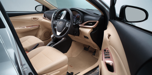 Toyota Yaris ATIV interior : ชุดตกแต่งคอนโซลหน้าและแผงสวิตช์กระจก (สีแชมเปญ)