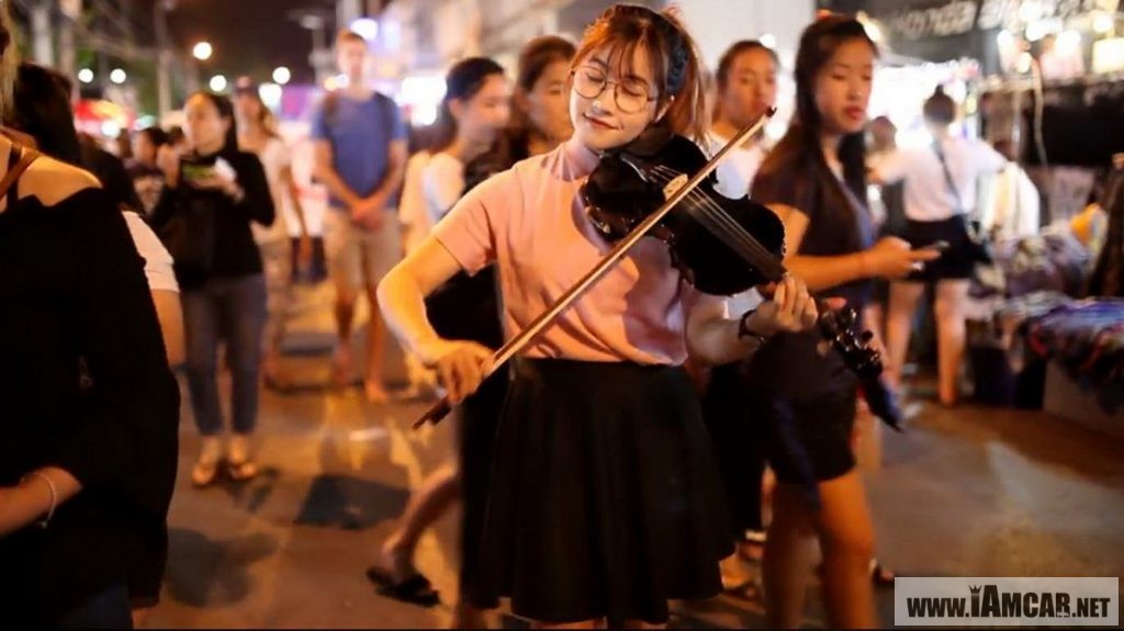 รีวิว แนะนำการเดินเที่ยว ถนนคนเดิน วันอาทิตย์ ท่าแพ เชียงใหม่ (Chiangmai Walking Street) : ดนตรี กลางถนนคนเดิน