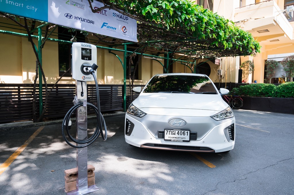 ฮุนไดสนับสนุนรถยนต์พลังงานไฟฟ้า ไอออนิค โครงการ “Thammasat Smart City”