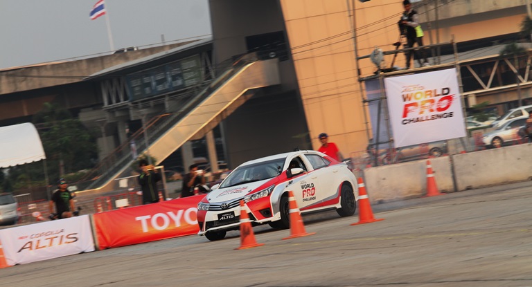 iamcar_new_corolla_altis_11