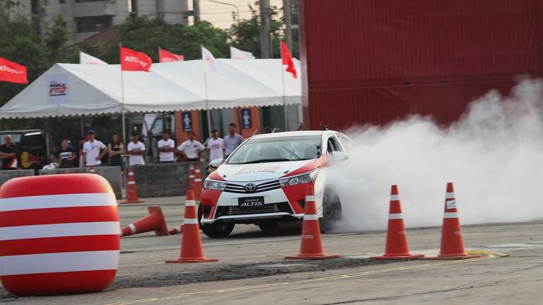 iamcar_new_corolla_altis_12