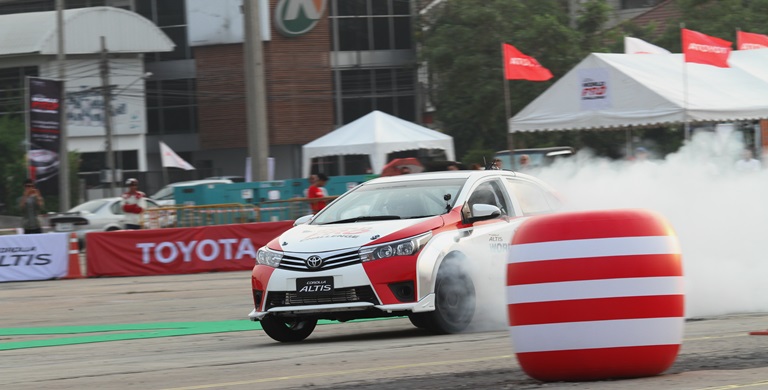 iamcar_new_corolla_altis_13