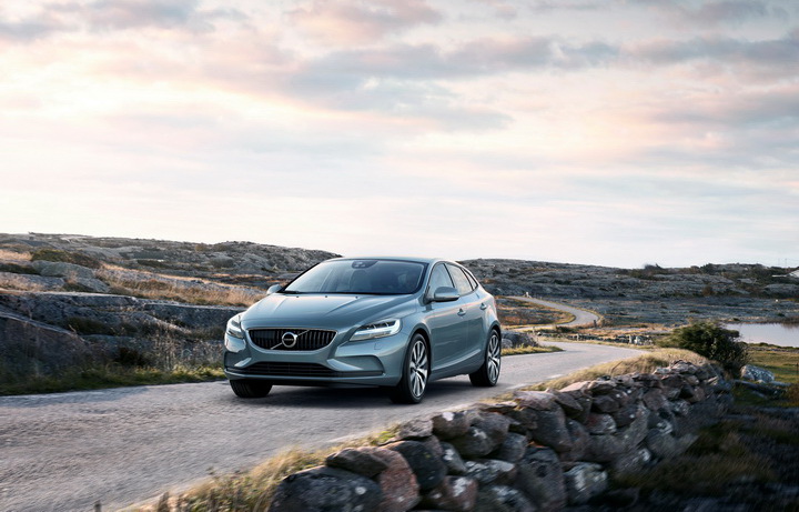 Volvo_V40_T4_Momentum
