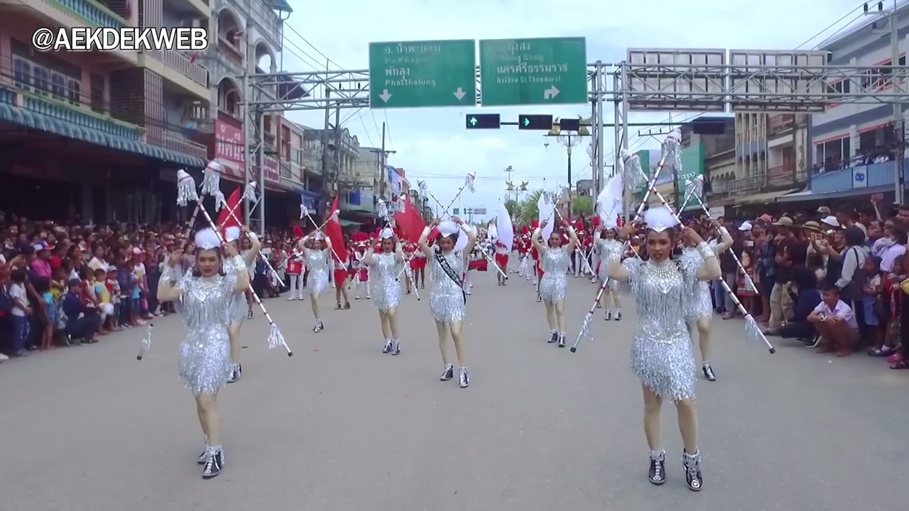 ดรัมเมเยอร์และวงโยธวาทิต โรงเรียนชะอวดวิทยาคาร
