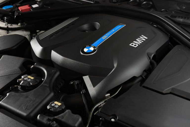 รถไฟฟ้าพลัง Hybrid (ไฮบริด) BMW 330e Iconic 2018 (บีเอ็มดับเบิลยู 330อี ไอคอนนิค 2018) ที่สุดแห่งสมรรถนะ และราคาแสนเร้าใจ engine เครื่องยนต์