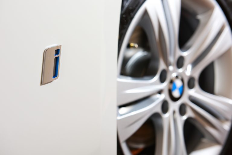 รถไฟฟ้าพลัง Hybrid (ไฮบริด) BMW 330e Iconic 2018 (บีเอ็มดับเบิลยู 330อี ไอคอนนิค 2018) ที่สุดแห่งสมรรถนะ และราคาแสนเร้าใจ i performance ไอ เพอร์ฟอมานซ์