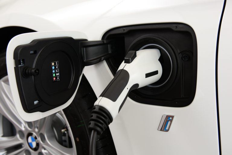 รถไฟฟ้าพลัง Hybrid (ไฮบริด) BMW 330e Iconic 2018 (บีเอ็มดับเบิลยู 330อี ไอคอนนิค 2018) ที่สุดแห่งสมรรถนะ และราคาแสนเร้าใจ charger ระบบชาร์ไฟฟ้า
