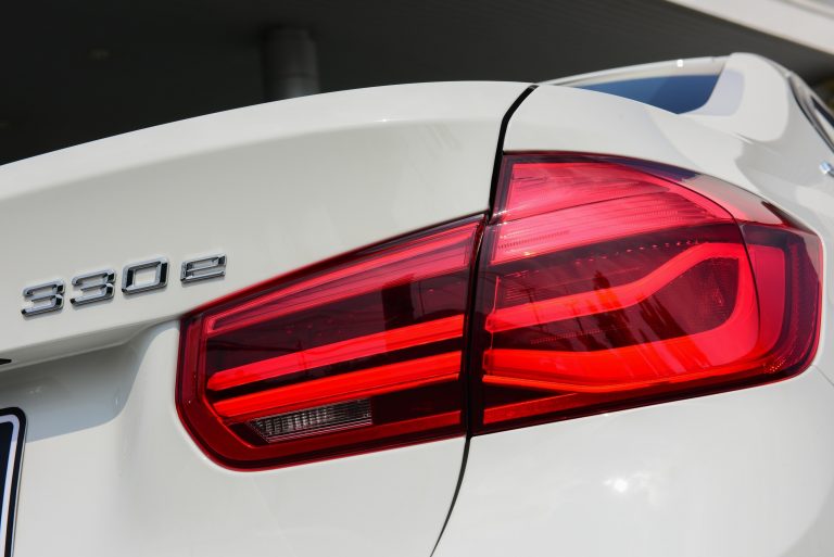 รถไฟฟ้าพลัง Hybrid (ไฮบริด) BMW 330e Iconic 2018 (บีเอ็มดับเบิลยู 330อี ไอคอนนิค 2018) ที่สุดแห่งสมรรถนะ และราคาแสนเร้าใจ