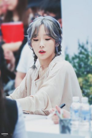 สีผม มาแรงต้อนรับ ปี 2018 ทำแล้ว หน้าขาวสว่าง กระจ่างใส ออร่ากระจาย แน่นอน! : สีหม่น Ash color