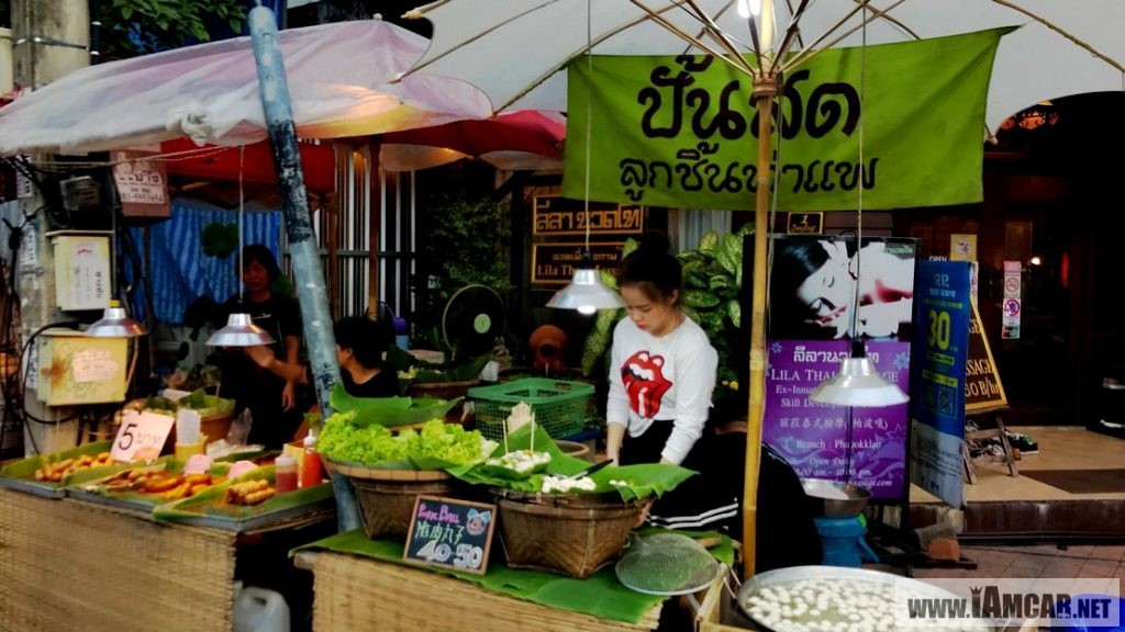 รีวิว แนะนำการเดินเที่ยว ถนนคนเดิน วันอาทิตย์ ท่าแพ เชียงใหม่ (Chiangmai Walking Street) : ปั้นสด ลูกชิ้นท่าแพ