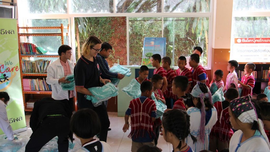 สิทธิผล วีแคร์ มอบผ้าห่มคลายหนาว คืนความอุ่นให้น้อง