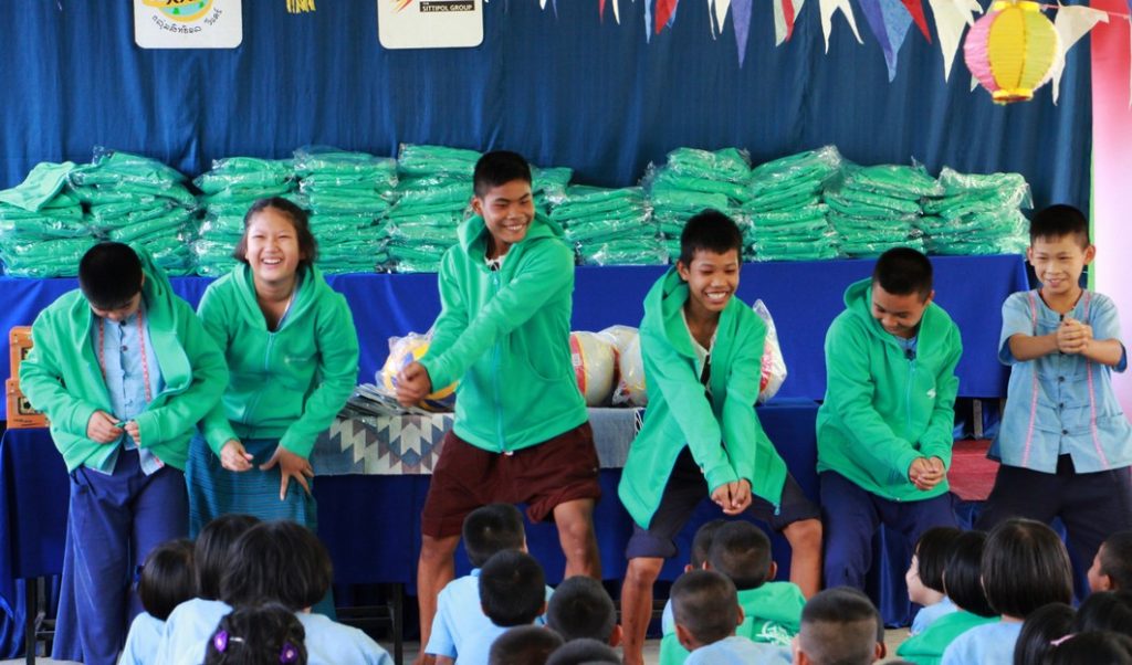 สิทธิผล วีแคร์ มอบผ้าห่มคลายหนาว คืนความอุ่นให้น้อง