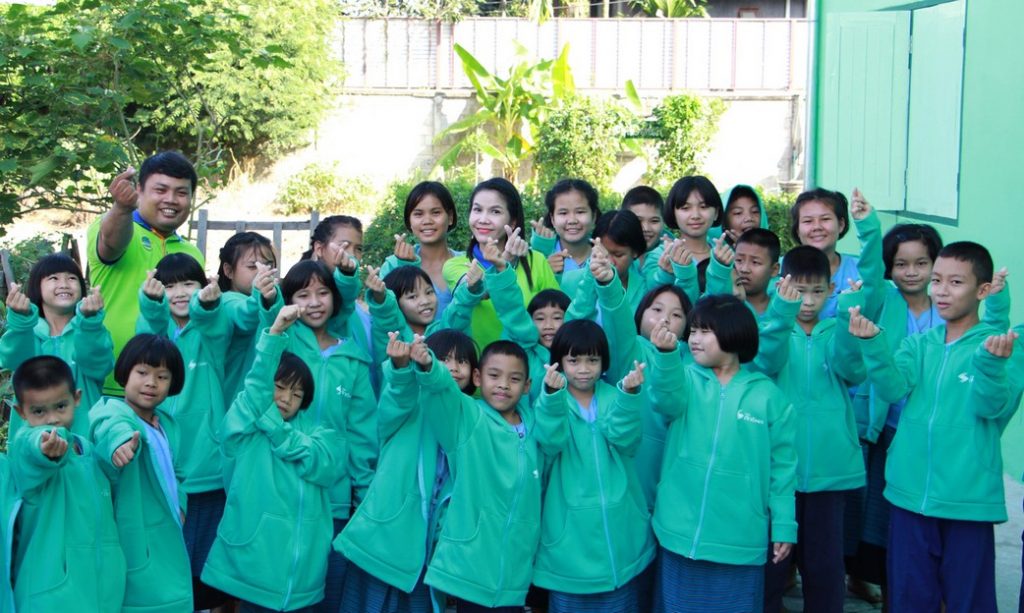 สิทธิผล วีแคร์ มอบผ้าห่มคลายหนาว คืนความอุ่นให้น้อง