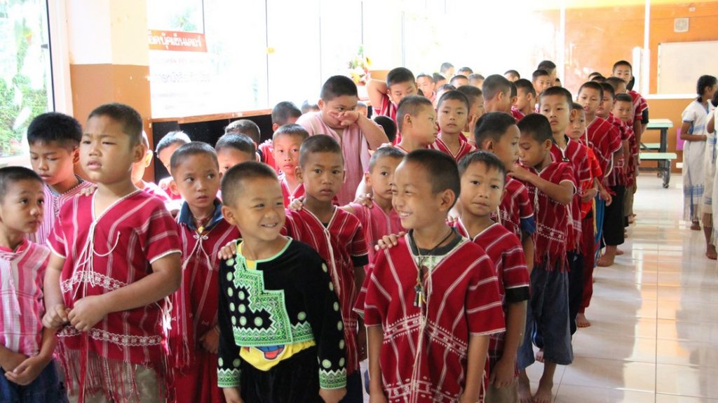 สิทธิผล วีแคร์ มอบผ้าห่มคลายหนาว คืนความอุ่นให้น้อง