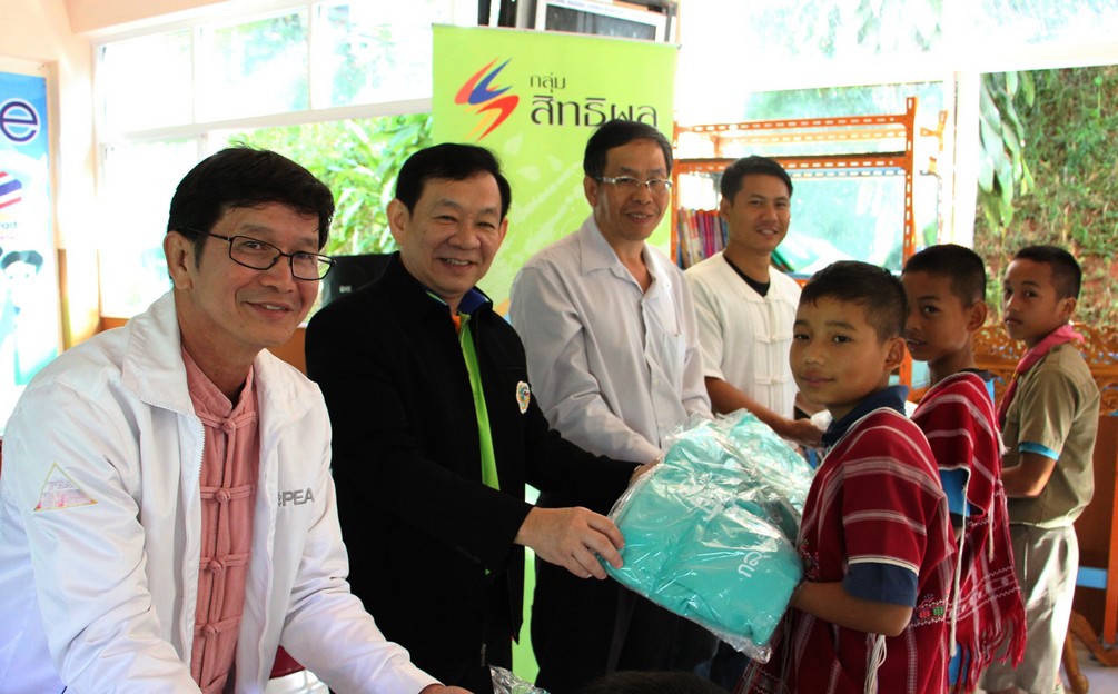 สิทธิผล วีแคร์ มอบผ้าห่มคลายหนาว คืนความอุ่นให้น้อง