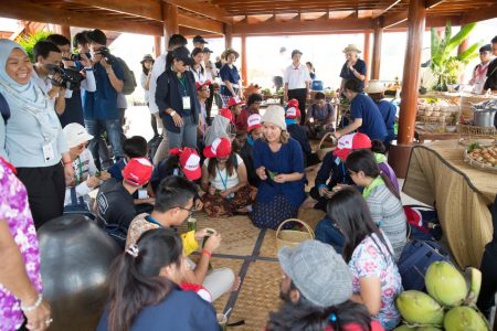 เยาวชนอาเซียน 12 ประเทศ เยี่ยมชมศูนย์นาสาธิตรัชมงคล