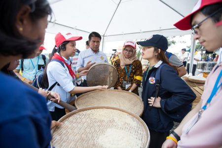 เยาวชนอาเซียน 12 ประเทศ เยี่ยมชมศูนย์นาสาธิตรัชมงคล