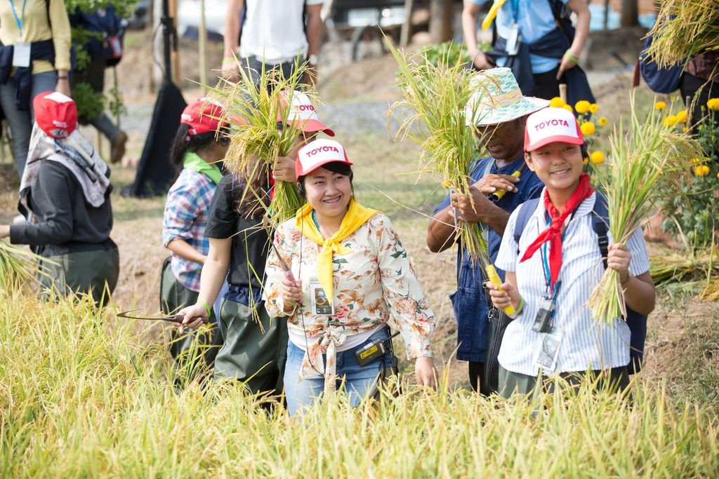 เยาวชนอาเซียน 12 ประเทศ เยี่ยมชมศูนย์นาสาธิตรัชมงคล