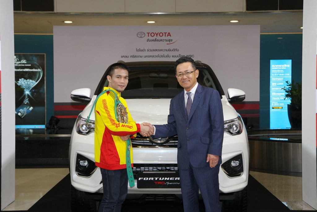 โตโยต้า มอบรถ โตโยต้า ฟอร์จูนเนอร์ 2.8 TRD Sportivo 4WD AT Black Top "เจ้าแหลม" ศรีสะเกษ นครหลวงโปรโมชั่น 