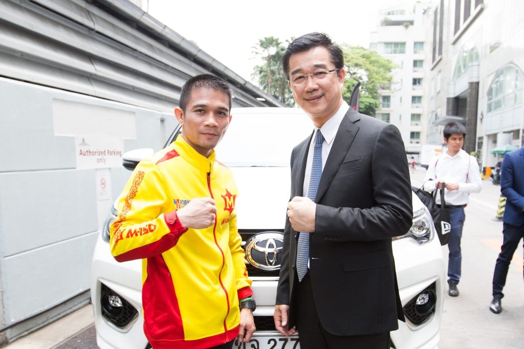 โตโยต้า มอบรถ โตโยต้า ฟอร์จูนเนอร์ 2.8 TRD Sportivo 4WD AT Black Top "เจ้าแหลม" ศรีสะเกษ นครหลวงโปรโมชั่น 