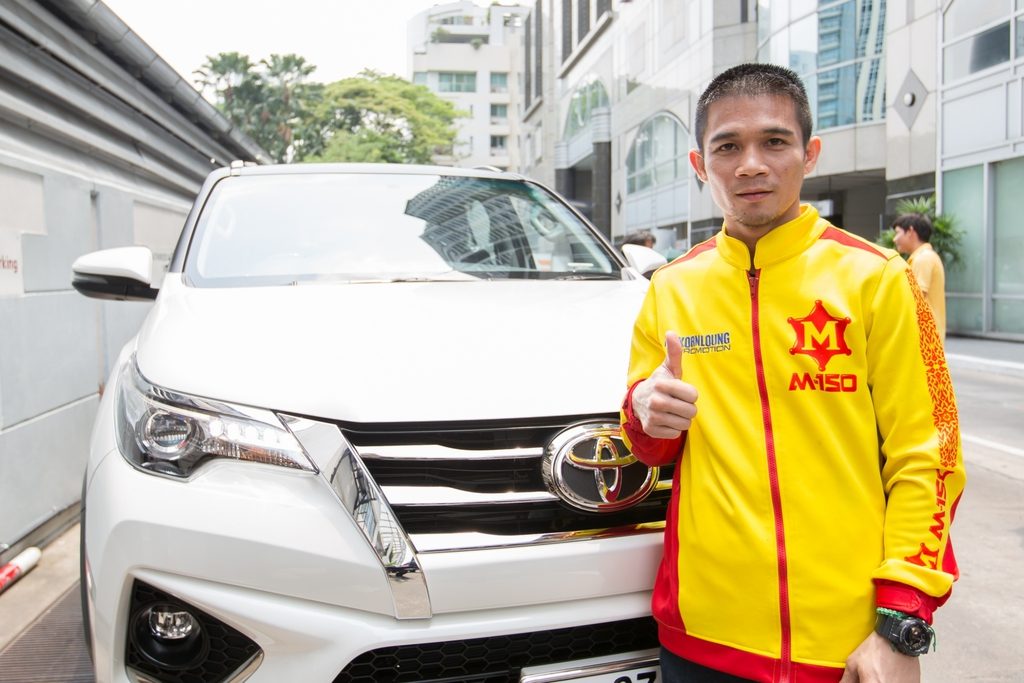 โตโยต้า มอบรถ โตโยต้า ฟอร์จูนเนอร์ 2.8 TRD Sportivo 4WD AT Black Top "เจ้าแหลม" ศรีสะเกษ นครหลวงโปรโมชั่น 