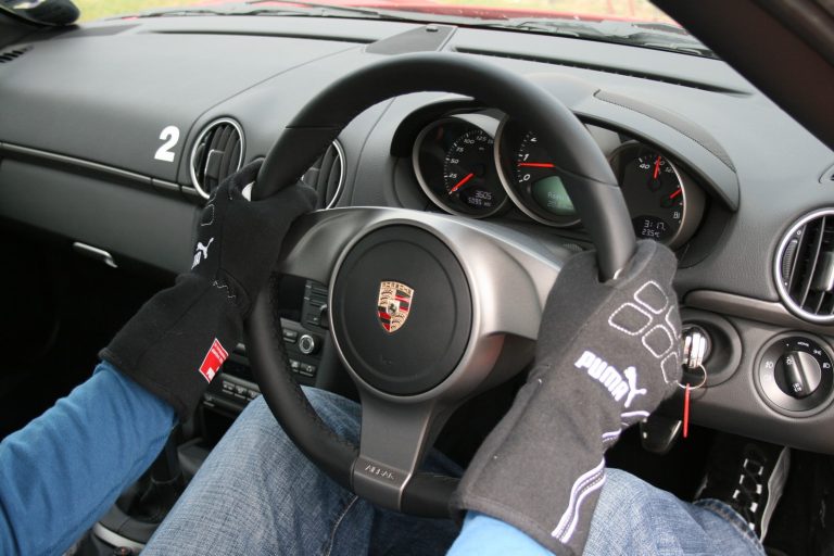 จับพวงมาลัย