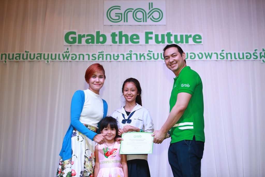 แกร็บ มอบทุนแก่บุตรของพาร์ทเนอร์ผู้ขับขี่ ในโครงการ ‘Grab the Future’