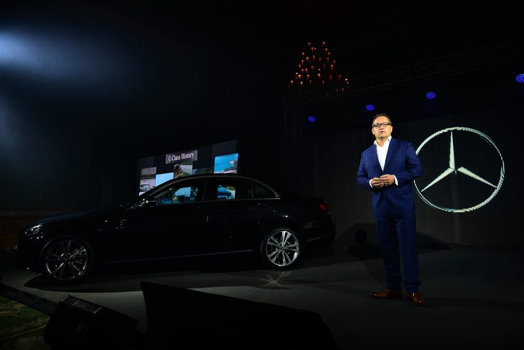  เมอร์เซเดส-เบนซ์ (ประเทศไทย) จำกัด เปิดตัวที่สุดแห่งยนตรกรรมซาลูนอัจฉริยะ The new C-Class รุ่นประกอบในประเทศเจนเนอเรชั่นใหม่ล่าสุด ที่มาพร้อมกับดีไซน์ใหม่อันโดดเด่น และเทคโนโลยีอันล้ำสมัยครบครัน เทียบเท่ารถยนต์ตระกูล The S-Class โดยรถยนต์รุ่นนี้นำเสนอในสามรุ่นย่อย 