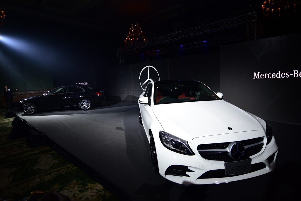  เมอร์เซเดส-เบนซ์ (ประเทศไทย) จำกัด เปิดตัวที่สุดแห่งยนตรกรรมซาลูนอัจฉริยะ The new C-Class รุ่นประกอบในประเทศเจนเนอเรชั่นใหม่ล่าสุด ที่มาพร้อมกับดีไซน์ใหม่อันโดดเด่น และเทคโนโลยีอันล้ำสมัยครบครัน เทียบเท่ารถยนต์ตระกูล The S-Class โดยรถยนต์รุ่นนี้นำเสนอในสามรุ่นย่อย 