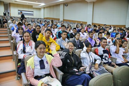 มูลนิธิโตโยต้าฯ มอบทุนการศึกษาแก่นักเรียนนักศึกษาในภาคเหนือ