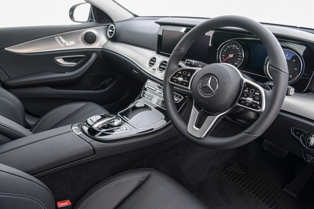Mercedes-Benz เปิดตัว E 220 d Sport เครื่องยนต์ดีเซล พร้อมรถยนต์ปลั๊กอินไฮบริด E 350 e รุ่นเพิ่มอุปกรณ์