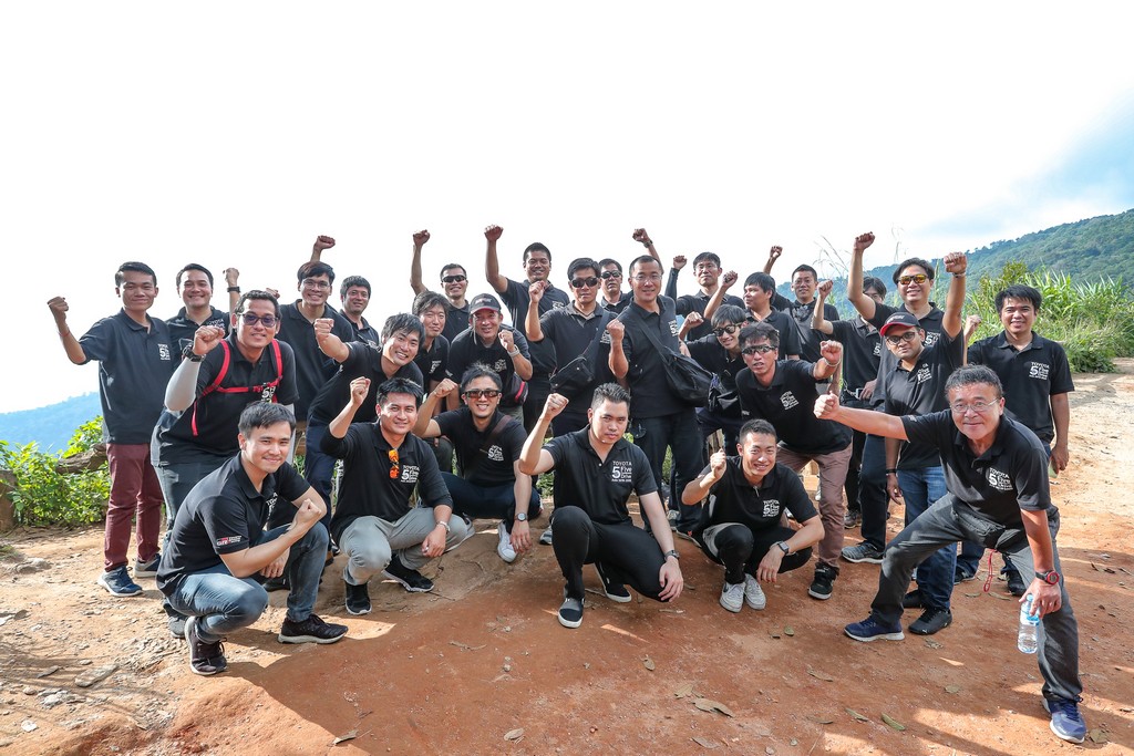 ฉลองความสำเร็จกับโตโยต้าตะลุยเส้นทาง 5 ทวีป