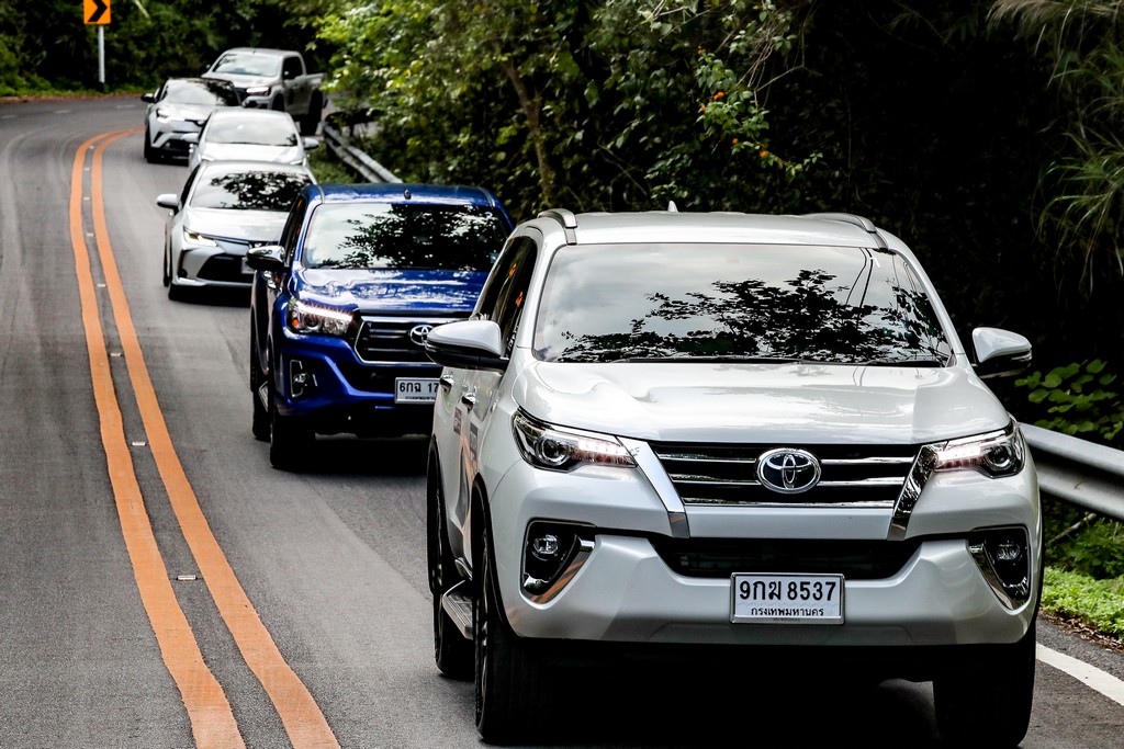 ฉลองความสำเร็จกับโตโยต้าตะลุยเส้นทาง 5 ทวีป