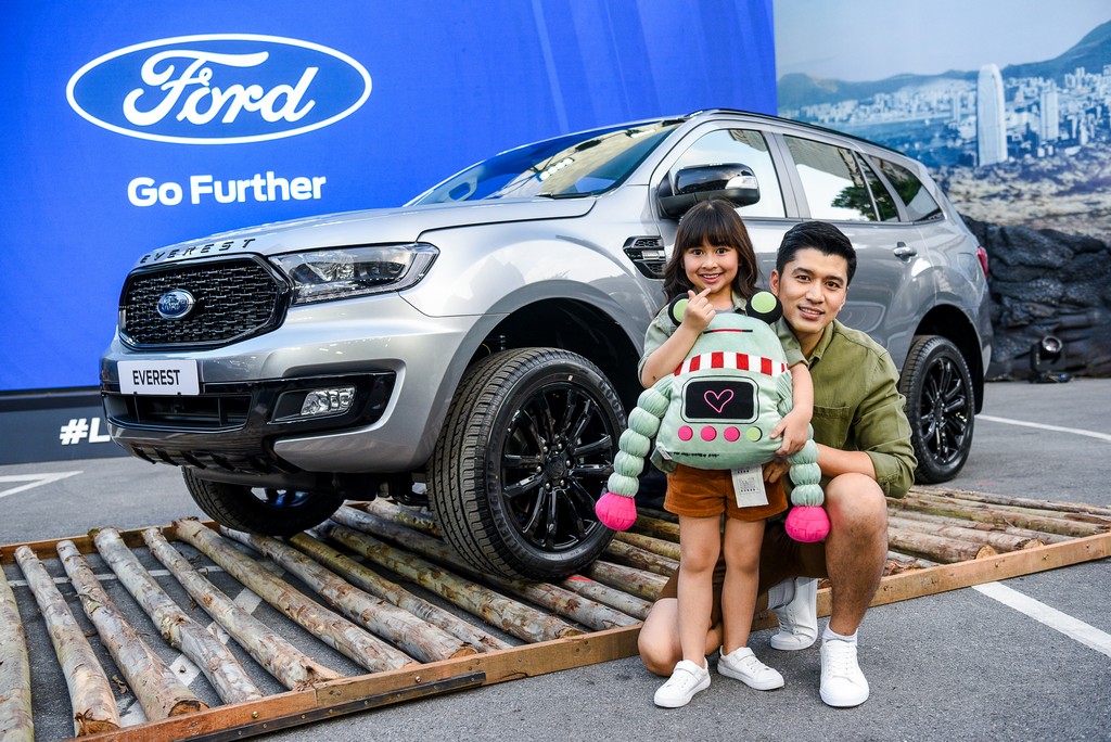 ฟอร์ด เรนเจอร์ FX4 วางจำหน่ายทั้งหมด 3 สี คือ สีขาว Arctic White สีแดง True Red และสีเทา Meteor Grey ในราคา 919,000 บาท